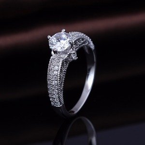 OLIVIE Stříbrný prsten se zirkonem 2180 Velikost prstenů: 8 (EU: 57-58) Ag 925; ≤3,85 g.