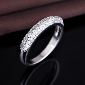 OLIVIE Stříbrný prsten s čirými zirkony od Olivie 2181 Velikost prstenů: 5 (EU: 49-50) Ag 925; ≤2,5 g.